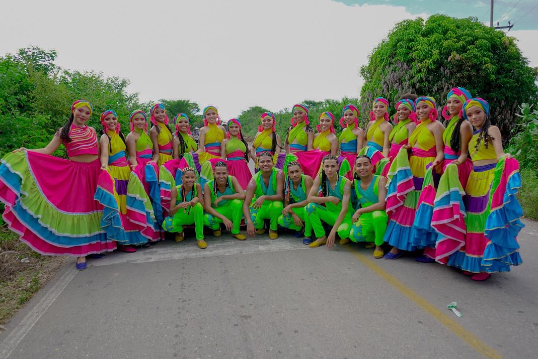 Comparsa de danza con faldas multicolor