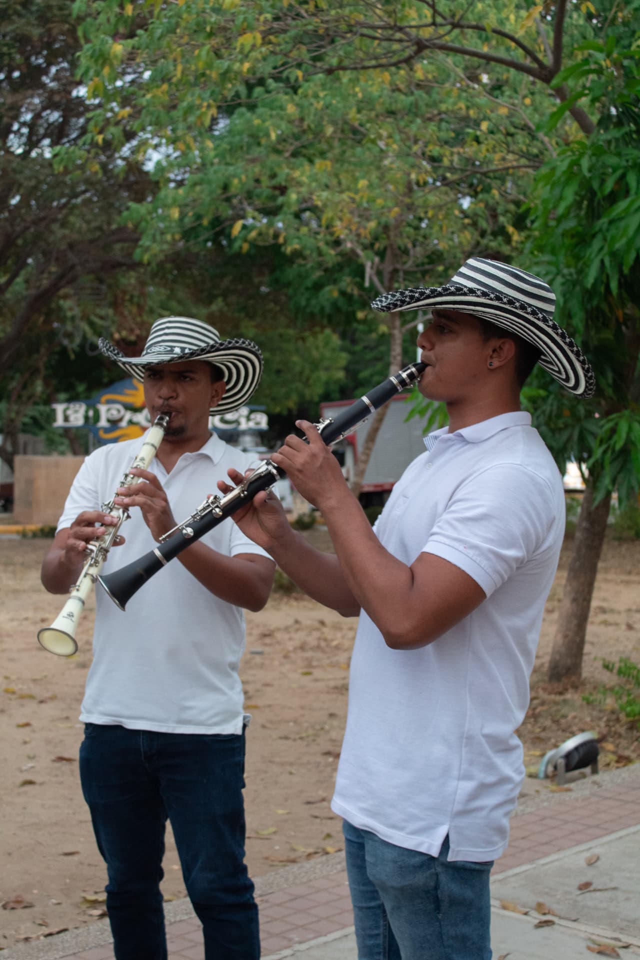 Dos músicos tocando clarinete