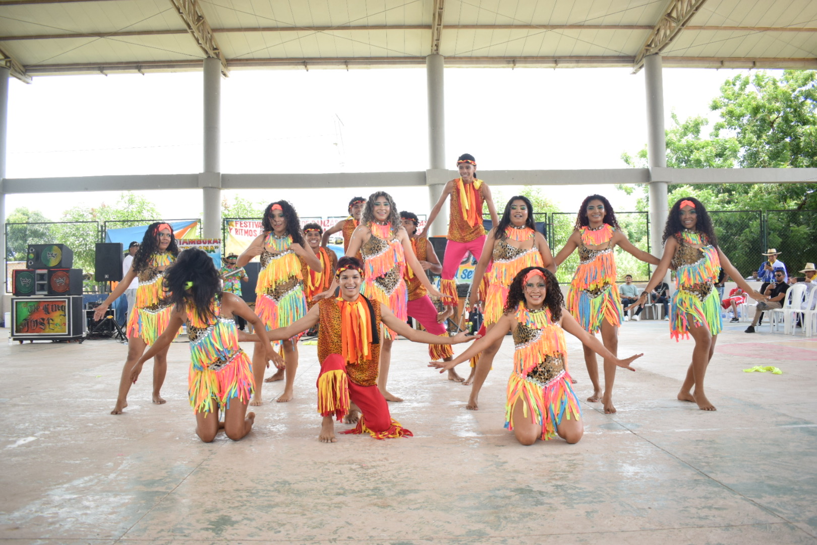 Grupo de danza en plena presentación en un festival