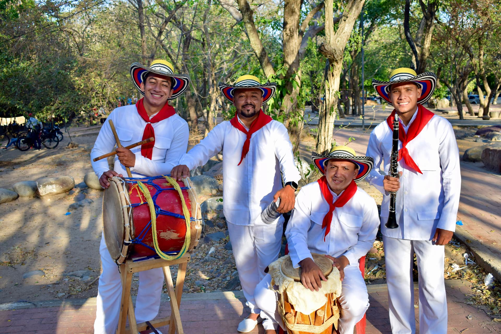 Músicos con tambores y clarinete en traje tradicional