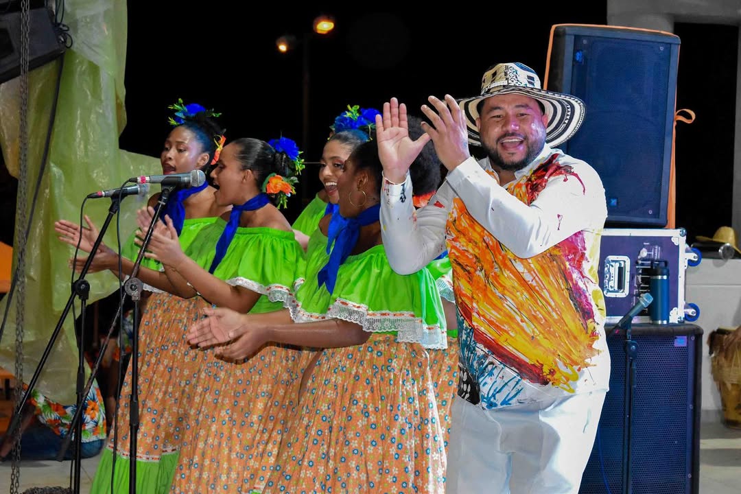 Cantadoras y cantante en tarima