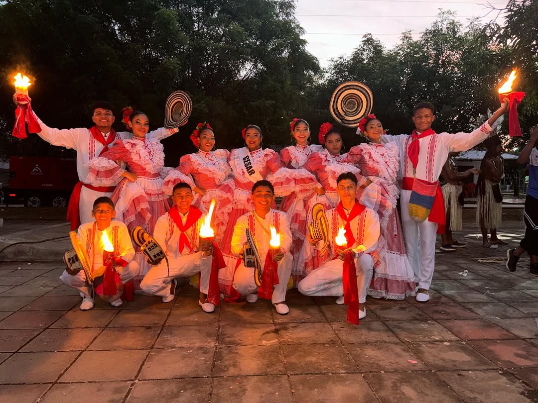 Bailarines de cumbia con velas y sombreros vueltiaos